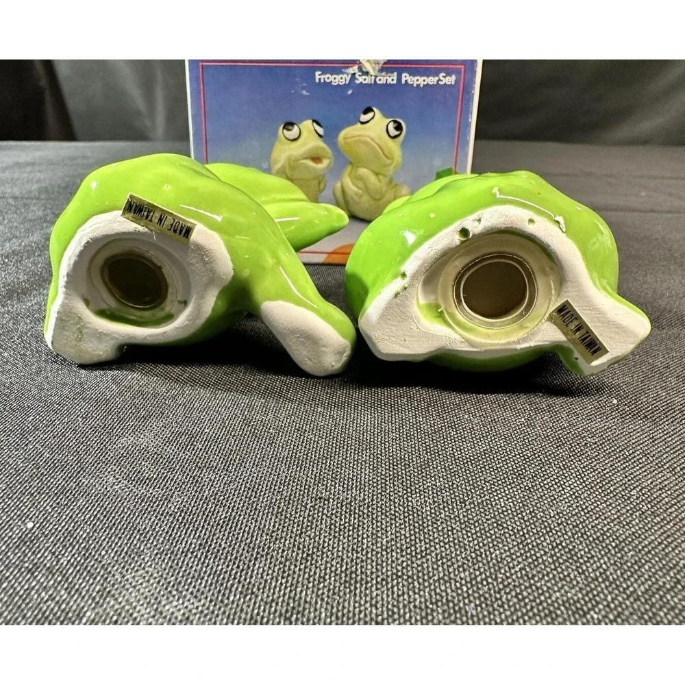 Vintage Artmark Froggy Salt And Pepper Shakers Frog Made in Taiwan 1986